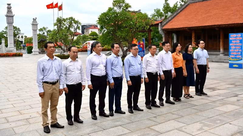 Đoàn đại biểu Hội Nhà báo Việt Nam dâng hương, dâng hoa tưởng niệm tại Nhà tưởng niệm đồng chí Nguyễn Đức Cảnh. (Ảnh: ĐỨC NGHĨA)