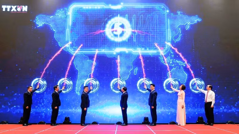 Các đại biểu thực hiện nghi thức ra mắt chuyên trang thông tin "Chuyển động số" của Thông tấn xã Việt Nam.