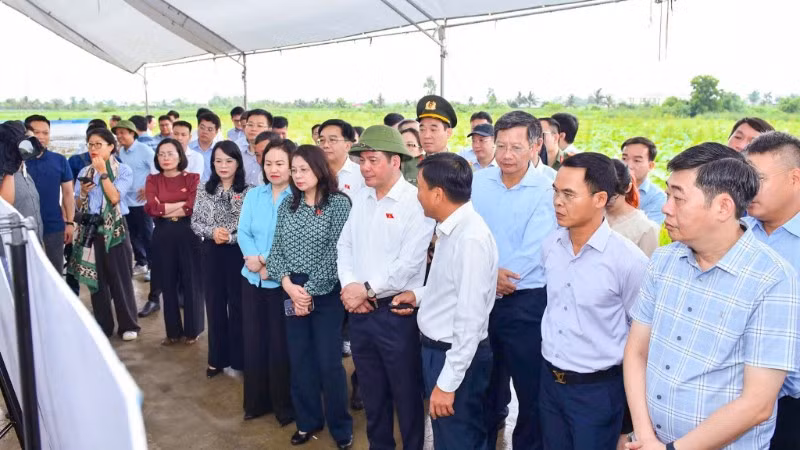 Phó Chủ tịch Quốc hội Nguyễn Hồng Diên và Đoàn công tác khảo sát thực địa dự án đầu tư xây dựng tuyến đường sắt Lào Cai-Hà Nội-Hải Phòng. (Ảnh: ĐÀM THANH)