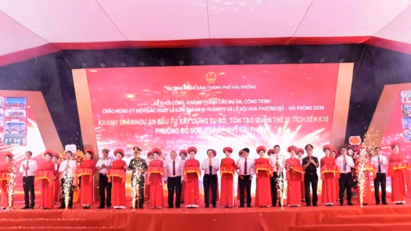 Các đại biểu thực hiện nghi thức khánh thành Dự án đầu tư xây dựng, tu bổ, tôn tạo quần thể di tích Bến K15, phường Đồ Sơn. 
