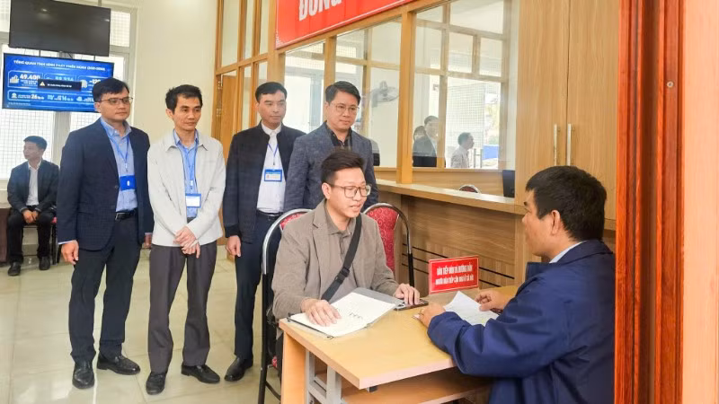 Cán bộ Sở Xây dựng Hải Phòng giải đáp, hướng dẫn về hồ sơ, trình tự thực hiện chính sách nhà ở xã hội.