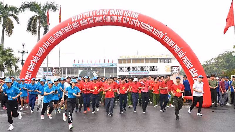 Các lực lượng tham gia chạy đồng hành tại Hải Phòng. (Ảnh: XUÂN TRƯỜNG)