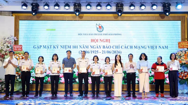 Hội Nhà báo thành phố Hải Phòng trao Kỷ niệm chương “Vì sự nghiệp báo chí Việt Nam” tặng các hội viên.