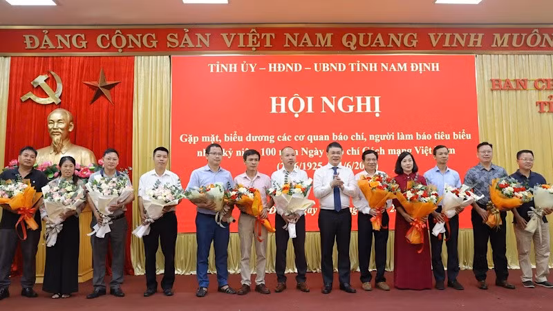 Đồng chí Bí thư Tỉnh ủy Nam Định Đặng Khánh Toàn tặng hoa chúc mừng các cơ quan báo chí.