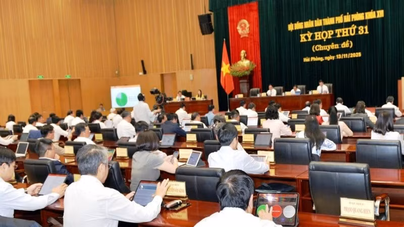 Các đại biểu Hội đồng nhân dân thành phố Hải Phòng khóa XVI biểu quyết thông qua các nghị quyết tại kỳ họp thứ 31.
