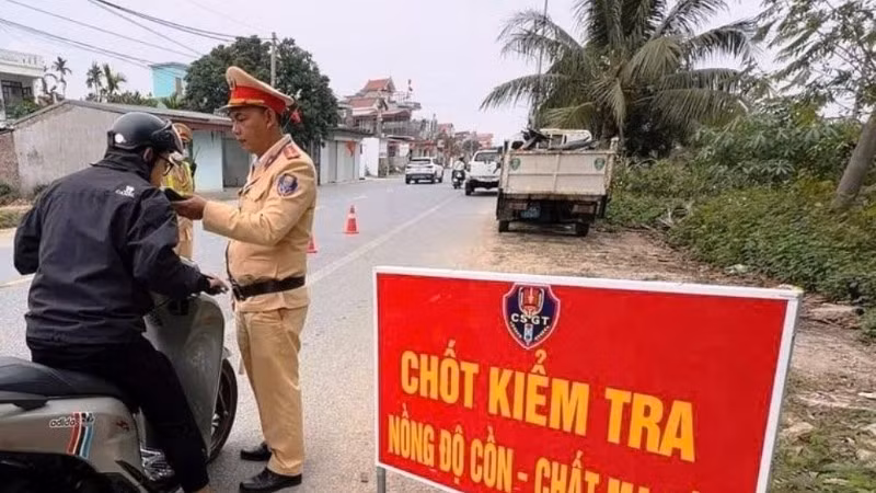 Cảnh sát giao thông Công an Hải Phòng lập chốt kiểm tra nồng độ cồn-chất ma túy dịp Tết Nguyên đán Bính Ngọ 2026.