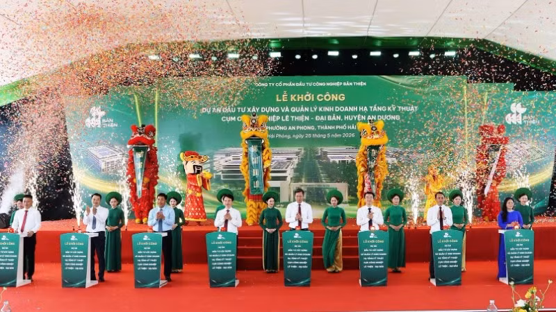 Các đại biểu thực hiện nghi thức khởi công dự án.