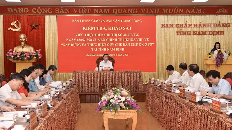Quang cảnh buổi làm việc.