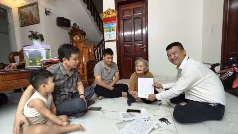 Cụ Đinh Thị Chiến, 90 tuổi, ở tổ dân phố Đông Môn, phường Hòa Bình (Hải Phòng) được cán bộ phường đến tận nhà hỗ trợ làm thủ tục hành chính. (Ảnh: BÙI HƯƠNG)