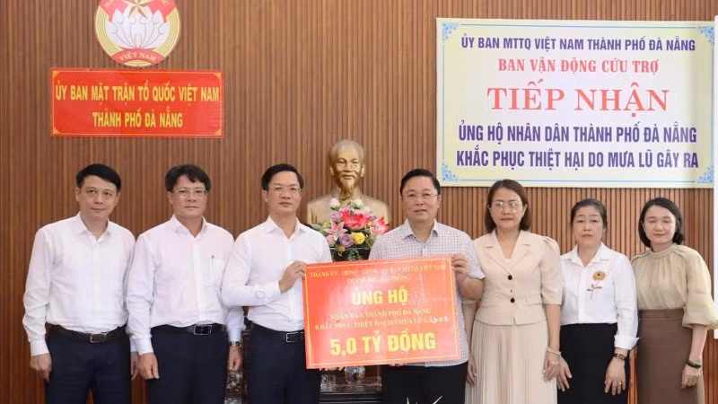 Đồng chí Phạm Văn Lập, Phó Bí thư Thành ủy, Chủ tịch Ủy ban Mặt trận Tổ quốc Việt Nam thành phố Hải Phòng trao 5 tỷ đồng hỗ trợ người dân thành phố Đà Nẵng khắc phục hậu quả mưa lũ.