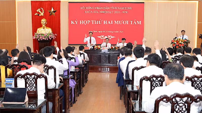 Hội đồng nhân dân tỉnh Nam Định khoá XIX, nhiệm kỳ 2021-2026 biểu quyết thông qua các nghị quyết tại kỳ họp thứ 28.