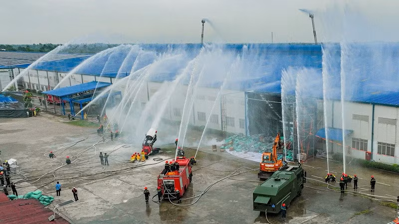 Các lực lượng triển khai phương án chữa cháy, cứu nạn, cứu hộ trong tình huống giả định. (Ảnh: THÀNH CHUNG)