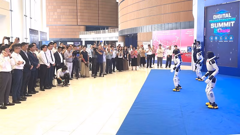 Các đại biểu dự diễn đàn tham quan trình diễn robot thông minh. (Ảnh: XUÂN TRƯỜNG)