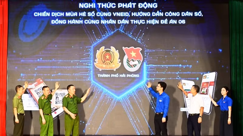 Các đại biểu thực hiện nghi thức phát động Lễ ra quân "Chiến dịch mùa hè số cùng VNeID, hướng dẫn công dân số, đồng hành cùng nhân dân thực hiện Đề án 06".