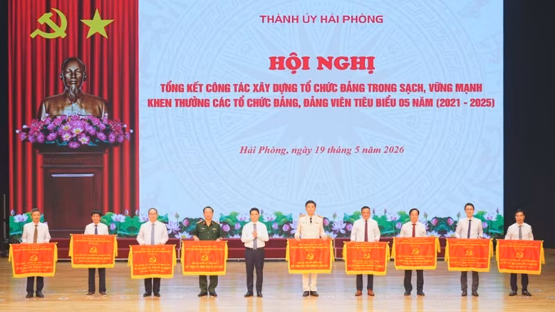 Thường trực Thành ủy Hải Phòng trao Cờ cho các tổ chức đảng hoàn thành xuất sắc nhiệm vụ giai đoạn 2021-2025.