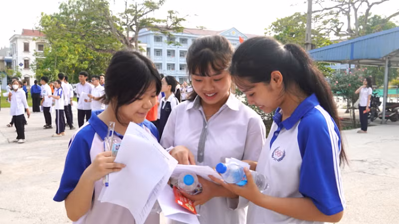 Thí sinh dự thi phấn khởi vì hoàn thành tốt các bài thi.