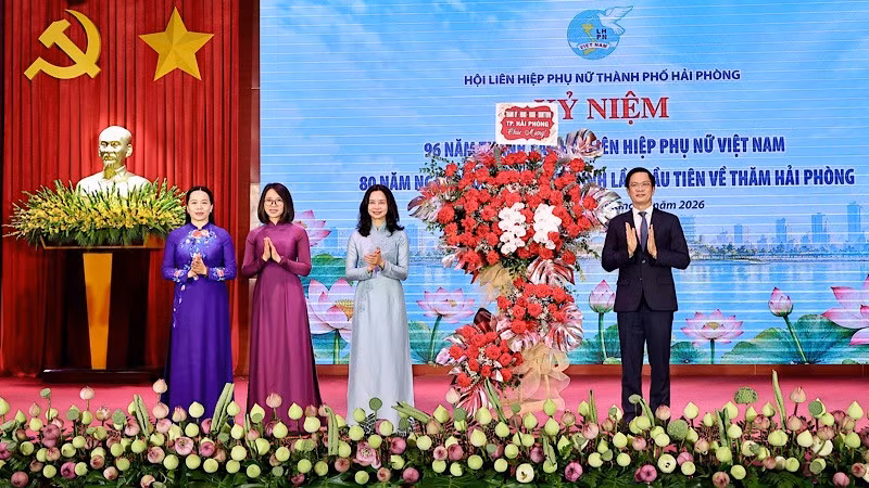 Đồng chí Phạm Văn Lập, Phó Bí thư Thành ủy, Chủ tịch Ủy ban Mặt trận Tổ quốc Việt Nam thành phố Hải Phòng chúc mừng Hội Liên hiệp Phụ nữ thành phố nhân dịp kỷ niệm 96 năm Ngày thành lập Hội Liên hiệp Phụ nữ Việt Nam (20/10/1930-20/10/2026). (Ảnh: VIỆT CƯỜNG)