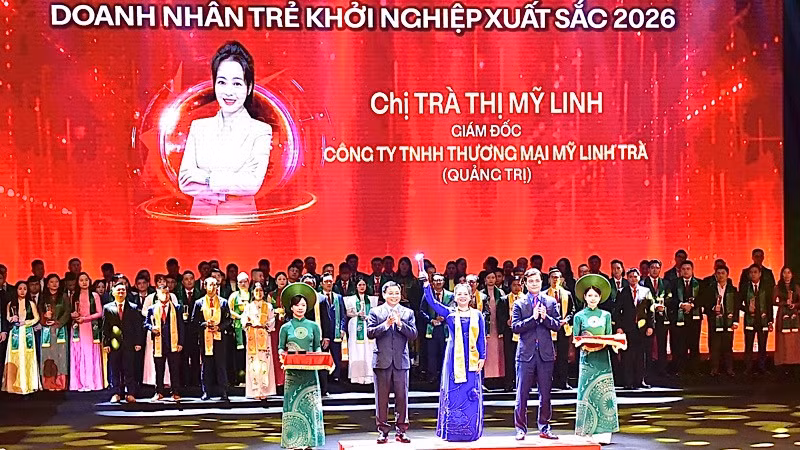 Phó Thủ tướng Chính phủ Nguyễn Văn Thắng trao danh hiệu cho Top 10 Doanh nhân trẻ khởi nghiệp xuất sắc năm 2026.
