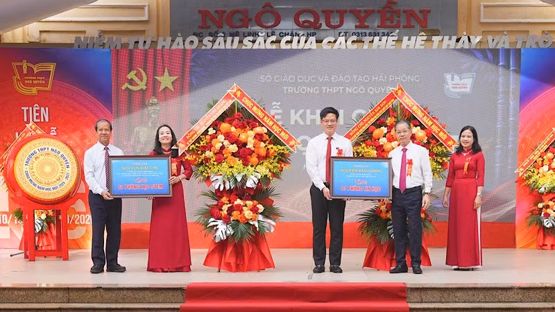 Dịp này, đồng chí Chánh án Tòa án nhân dân tối cao Nguyễn Văn Quảng trao tặng 1 phòng học tin học; đồng chí Phó trưởng Ban chính sách chiến lược Trung ương Nguyễn Kim Sơn trao tặng 1 phòng học STEM cho Trường trung học phổ thông Ngô Quyền, Hải Phòng. (Ảnh: ĐÀM THANH)