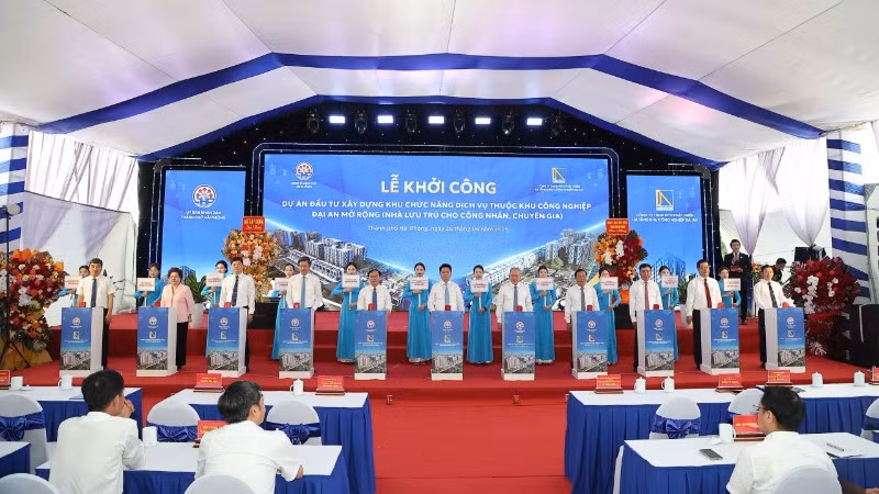 Các đại biểu thực hiện nghi thức khởi công dự án.