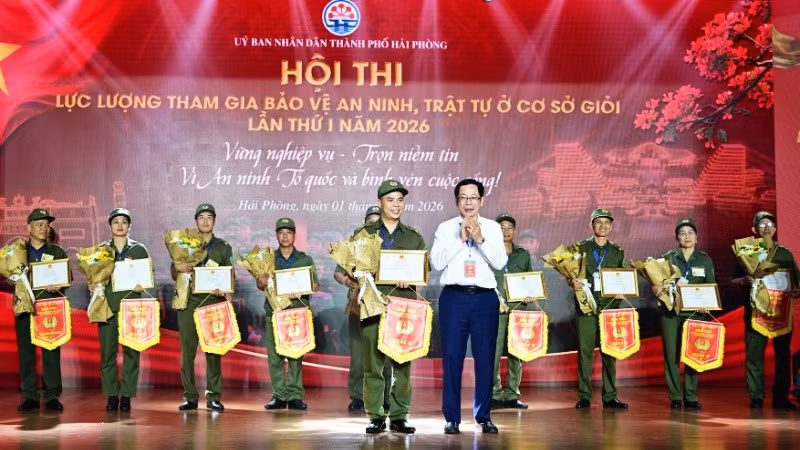 Phó Chủ tịch Ủy ban nhân dân thành phố Hải Phòng Vũ Tiến Phụng trao giải A cho đội tuyển phường Lê Chân.