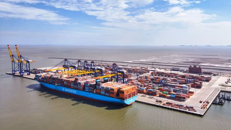 Siêu tàu Triple-E MATZ MAERSK với trọng tải 214.000 DWT, cập cảng container quốc tế Hateco Hải Phòng ngày 23/6. Đây là tàu container lớn nhất từ trước tới nay từng cập cảng biển Hải Phòng và toàn bộ khu vực cảng biển miền bắc. (Ảnh: Hateco Hải Phòng)