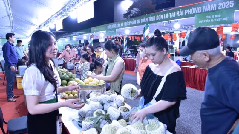 Các gian hàng nông sản Sơn La thu hút sự quan tâm của người tiêu dùng thành phố Hải Phòng.
