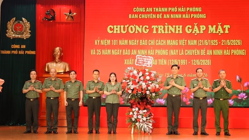 Lãnh đạo Công an thành phố Hải Phòng tặng hoa chúc mừng kỷ niệm 35 năm Báo An ninh Hải Phòng xuất bản số báo đầu tiên.