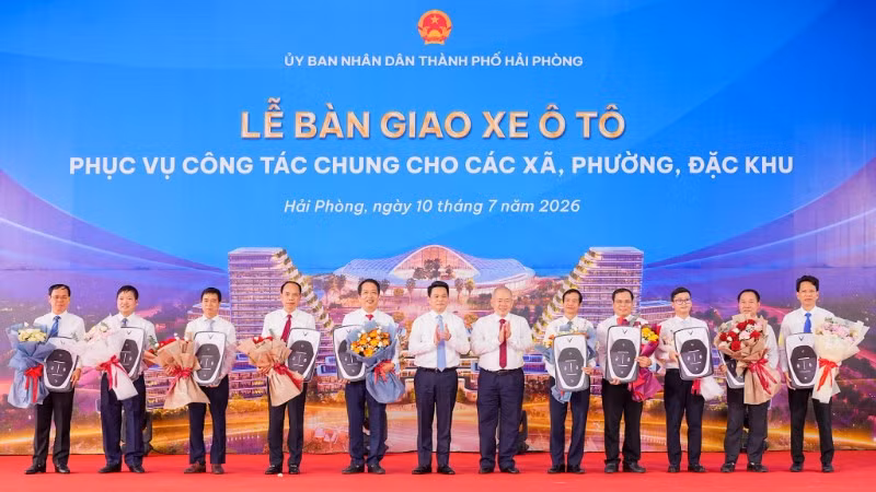Lãnh đạo thành phố Hải Phòng thực hiện nghi thức giao xe ô tô phục vụ công tác chung cho các xã, phường, đặc khu trên địa bàn.