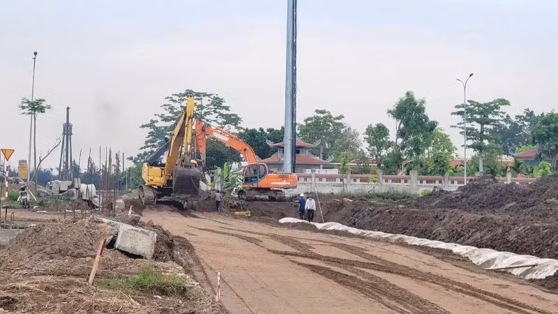 Dự án tuyến đường từ Khu đô thị Bắc sông Cấm đến Khu công nghiệp VSIP - đảo Vũ Yên (Hải Phòng) đang được thi công. (Ảnh: HẢI MINH)
