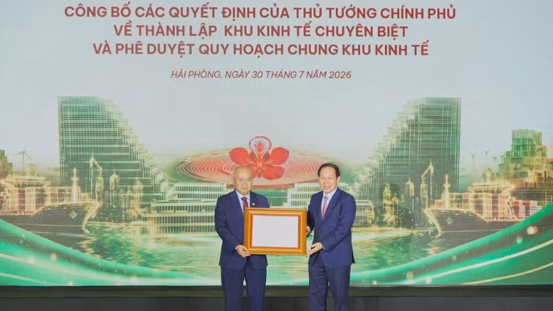 Phó Thủ tướng Chính phủ Lê Tiến Châu trao các Quyết định của Thủ tướng Chính phủ cho thành phố Hải Phòng.