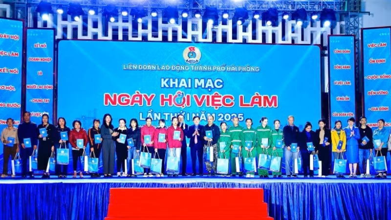 Đại diện Tổng Liên đoàn Lao động Việt Nam và Liên đoàn Lao động thành phố Hải Phòng tặng quà đoàn viên, người lao động có hoàn cảnh khó khăn.