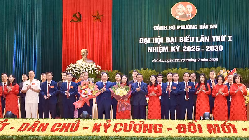 Đồng chí Trần Cẩm Tú, Ủy viên Bộ Chính trị, Thường trực Ban Bí thư và đồng chí Lê Tiến Châu, Ủy viên Trung ương Đảng, Bí thư Thành ủy Hải Phòng chúc mừng Ban Chấp hành Đảng bộ phường Hải An, nhiệm kỳ 2025-2030. (Ảnh: XUÂN TRƯỜNG)