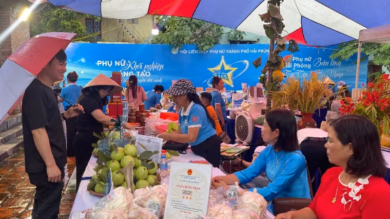 Trưng bày, giới thiệu sản phẩm OCOP của phụ nữ thành phố Hải Phòng.