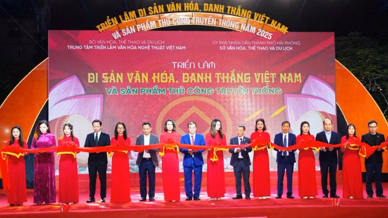 Các đại biểu thực hiện nghi thức khai mạc Triển lãm.