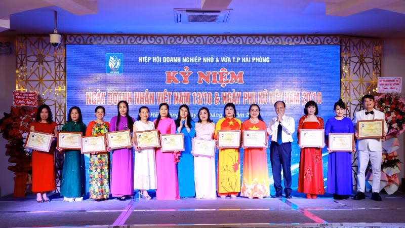 Đại diện lãnh đạo Hiệp hội Doanh nghiệp nhỏ và vừa Hải Phòng trao giấy chứng nhận cho hội viên mới được kết nạp.