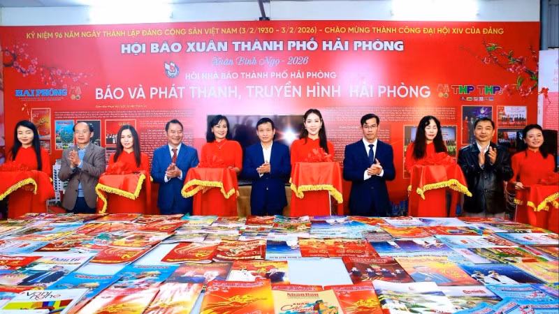 Các đại biểu thực hiện nghi thức khai mạc Hội báo Xuân Bính Ngọ 2026 thành phố Hải Phòng.