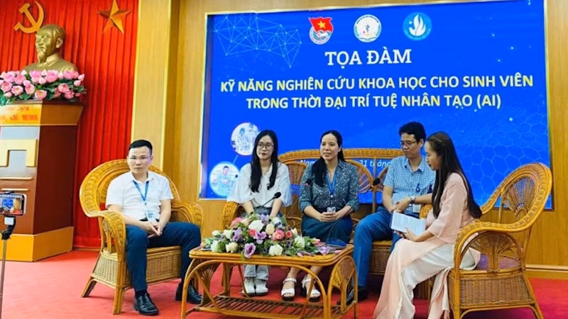 Tọa đàm “Kỹ năng nghiên cứu khoa học cho sinh viên trong thời đại trí tuệ nhân tạo AI” năm 2025, tại trường Đại học Điều dưỡng Nam Định. (Ảnh: Trường Đại học Điều dưỡng Nam Định).