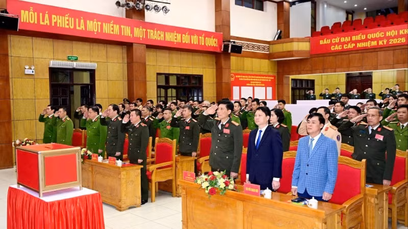 Cán bộ, chiến sĩ Công an thành phố Hải Phòng tham dự Lễ khai mạc bầu cử.
