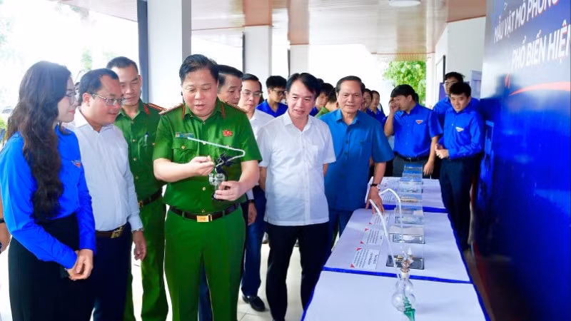 Các đại biểu tham quan không gian trưng bày mẫu vật các loại ma túy phổ biến hiện nay tại chương trình.