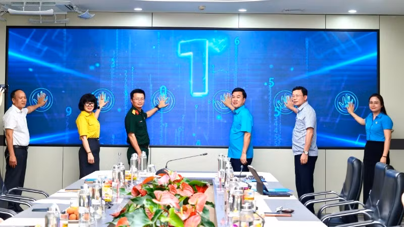 Các đại biểu thực hiện nghi thức khai trương “Hệ thống truy nhập Internet không dây miễn phí tại các khu nhà trọ công nhân”.
