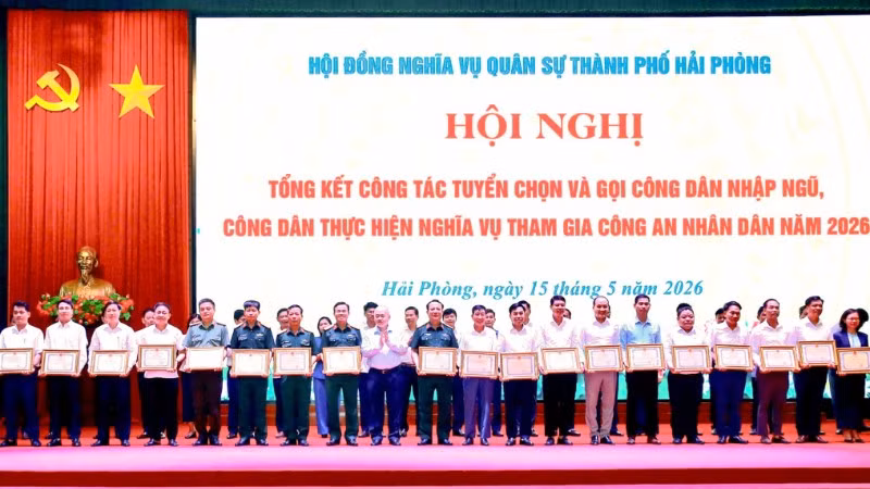 Khen thưởng tập thể, cá nhân có thành tích xuất sắc trong công tác tuyển chọn và gọi công dân nhập ngũ, công dân thực hiện nghĩa vụ tham gia Công an nhân dân năm 2026.