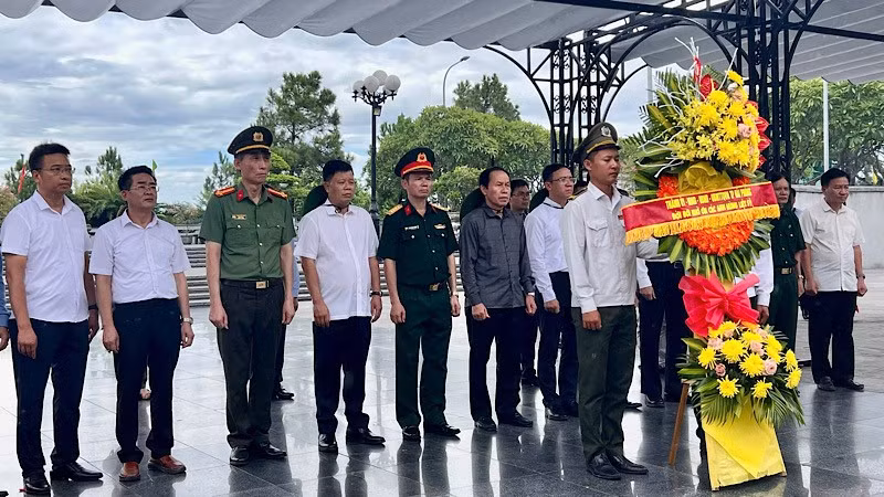 Đoàn công tác của thành phố Hải Phòng do đồng chí Bí thư Thành ủy Lê Tiến Châu làm Trưởng đoàn dâng hoa, dâng hương tại Quảng Trị.