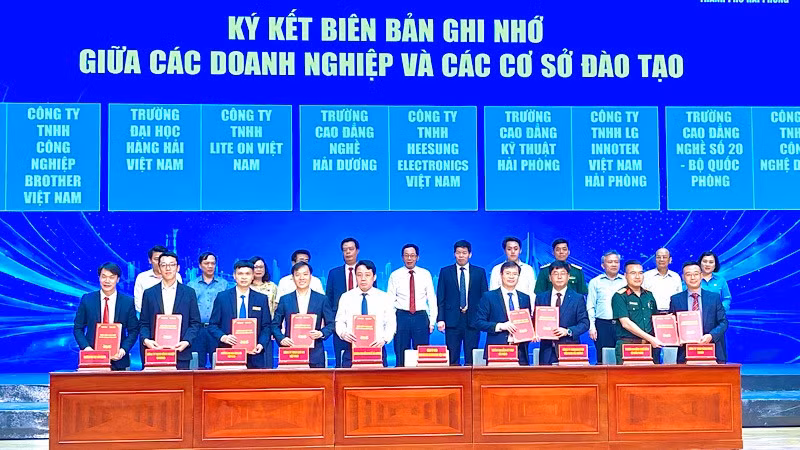 Ký kết biên bản ghi nhớ hợp tác đào tạo giữa các trường và doanh nghiệp.