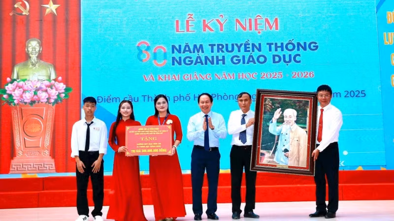 Dịp này, đồng chí Lê Tiến Châu, Bí thư Thành ủy Hải Phòng trao quà là phòng học thông minh trị giá 300 triệu đồng tặng thầy và trò Trường trung học phổ thông Mạc Đĩnh Chi. (Ảnh: DUY THÍNH)