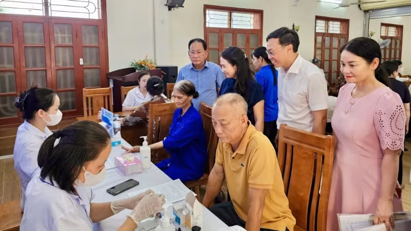 Phường Hải An (Hải Phòng) phối hợp Bệnh viện Hữu nghị Việt-Tiệp và Bệnh viện đa khoa Quốc tế tổ chức khám sức khỏe định kỳ, khám sàng lọc miễn phí cho người có công cao tuổi, người khuyết tật cao tuổi và thành viên hộ cận nghèo cao tuổi trên địa bàn.
