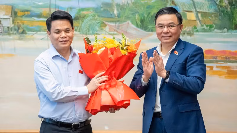 Đồng chí Lê Ngọc Châu (ảnh trái) được bầu giữ chức vụ Trưởng Đoàn đại biểu Quốc hội thành phố Hải Phòng khóa XVI.
