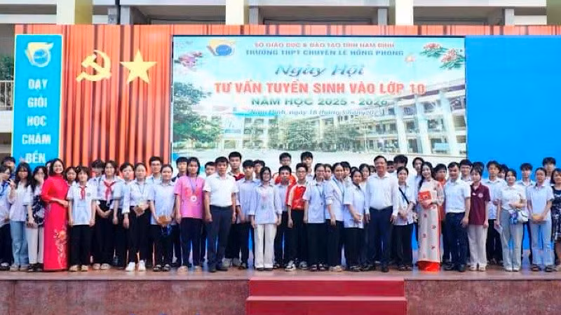 Các thầy, cô giáo và học sinh các trường trung học cơ sở chất lượng cao trên toàn tỉnh Nam Định dự “Ngày hội tư vấn tuyển sinh vào lớp 10” năm học 2025-2026, tại Trường THPT chuyên Lê Hồng Phong.