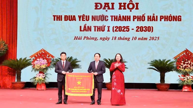 Tại Đại hội, Phó Chủ tịch nước Võ Thị Ánh Xuân trao Cờ thi đua của Chính phủ cho thành phố Hải Phòng.