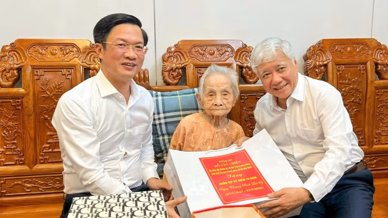 Đồng chí Đỗ Văn Chiến thăm, tặng quà Mẹ Việt Nam Anh hùng Nguyễn Thị Dấng ở phường Kiến An (Hải Phòng). (Ảnh: ĐÀM THANH)
